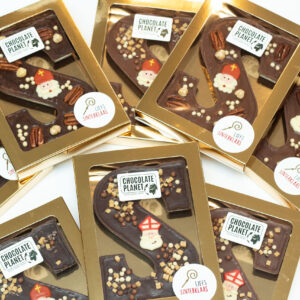Verschillende handgemaakte Sinterklaas chocoladeletters in melk en pure chocolade.