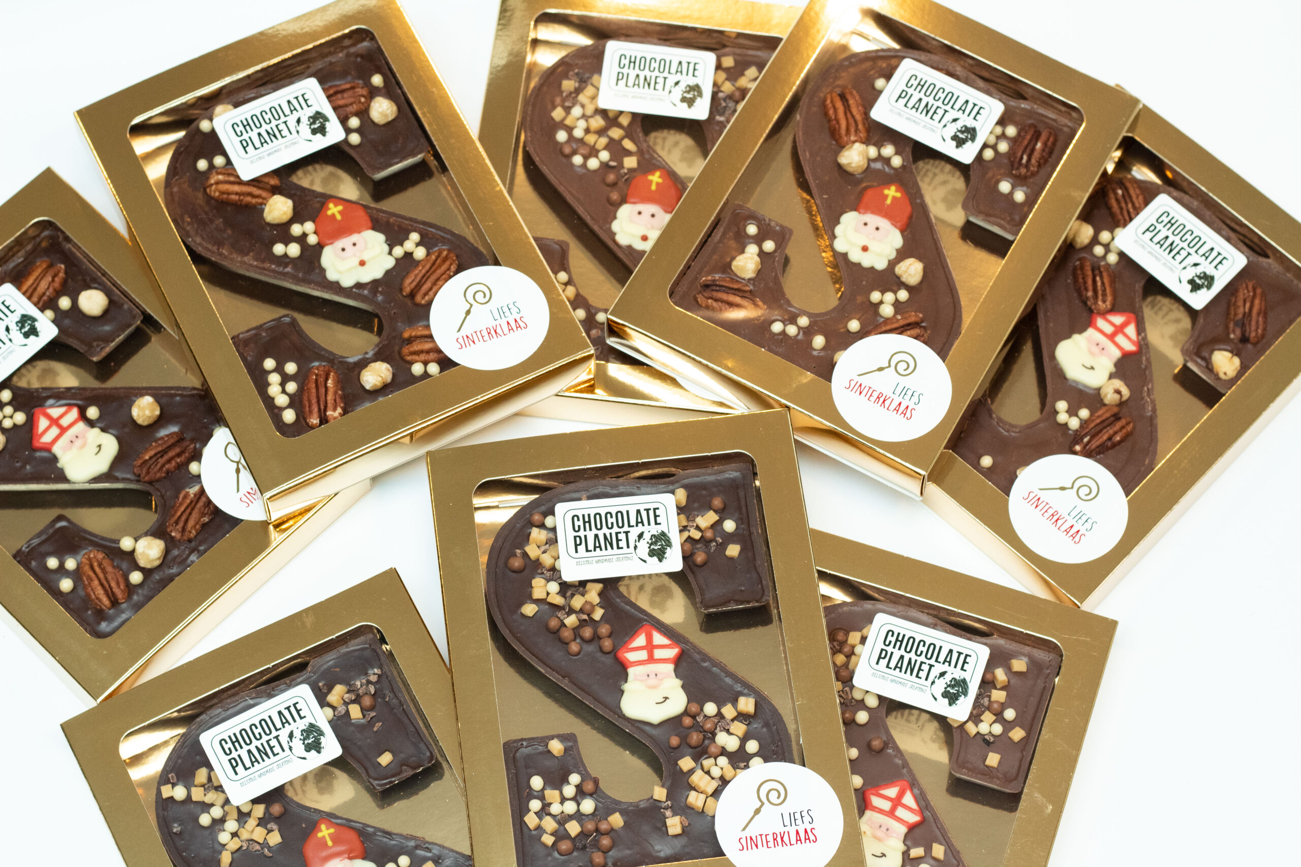 Verschillende handgemaakte Sinterklaas chocoladeletters in melk en pure chocolade.