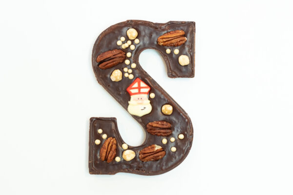 Pure chocolade letter gevuld - Hazelnoten praline